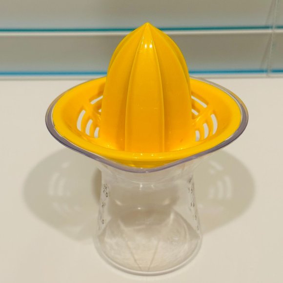 Like New 🍋 OXO 🍋 Good Grips Small Citrus Juicer, Yellow - Picture 10 of 16